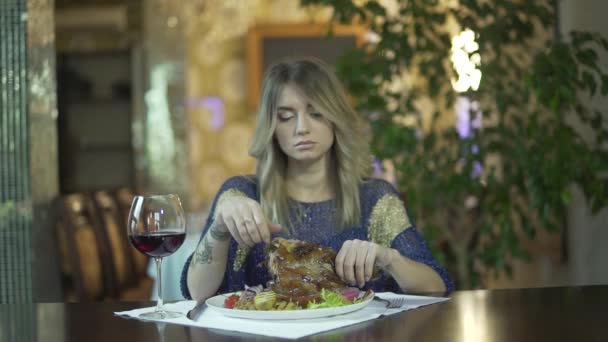 Joven Hermosa Chica Rubia Tatuada Cena Lujo Restaurante Rasgando Carne — Vídeos de Stock