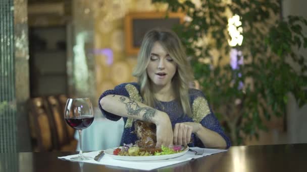 문신을 아름다운 소녀가 식당에서 손가락을 부적절 행동으로 고기를 — 비디오