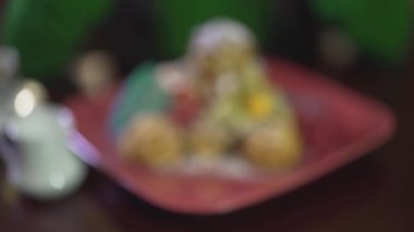 Lezzetli kremalı muhallebi, muhallebi, pasta pudingi, meyveli, kırmızı tabakta.