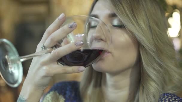 Ung Vacker Blond Kvinna Dricker Vitt Vin Och Arg Girig — Stockvideo