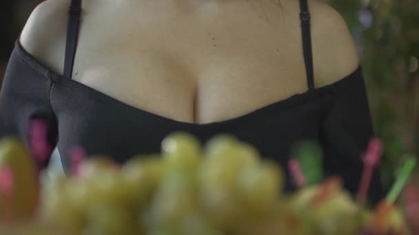 Крупный План Сексуальной Молодой Брюнетки Соблазнительная Женщина Черном Платье Декольте — стоковое видео