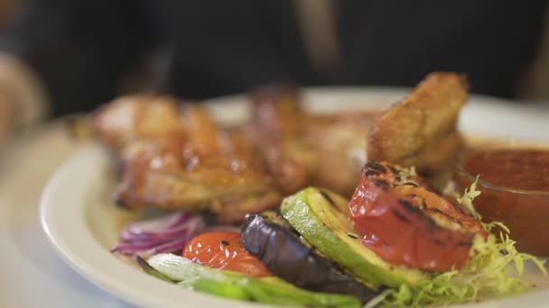 Manzarayı Çatal Bıçakla Kapatır Leziz Izgara Sebzeli Kızarmış Tavuk Eti — Stok video
