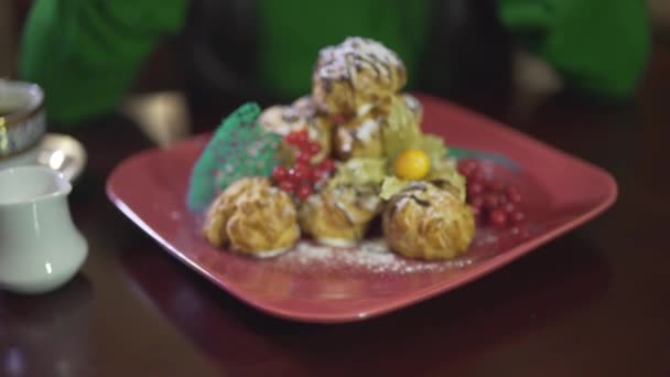 Nahaufnahme Von Leckeren Leckeren Windbeutel Mousse Pudding Pudding Kuchen Dessert — Stockvideo