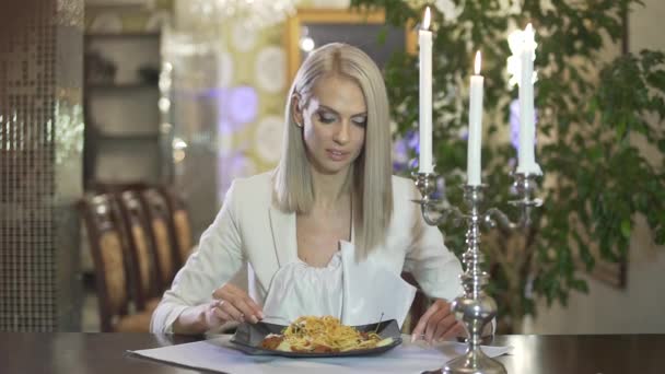 Jovem Mulher Loira Jaqueta Branca Comendo Cozinha Italiana Macarrão Espaguete — Vídeo de Stock