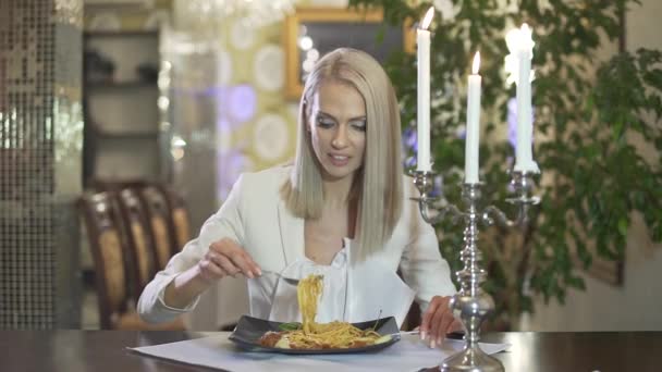 Loira Jovem Mulher Jaqueta Branca Comendo Cozinha Italiana Macarrão Espaguete — Vídeo de Stock