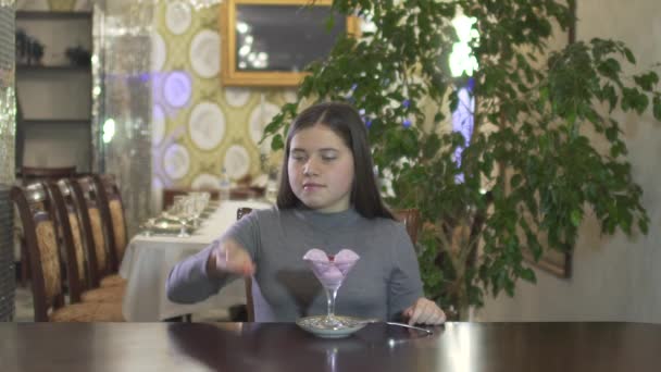 Menina Morena Adolescente Brincando Com Alimentos Jogando Doces Restaurante Atmosfera — Vídeo de Stock