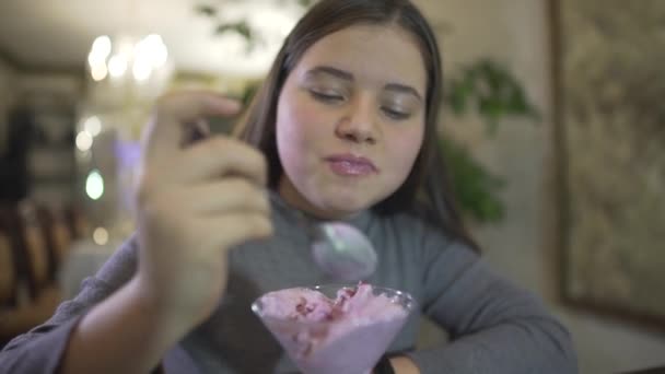 Close Visão Desfocada Morena Gordinha Menina Adolescente Comendo Sorvete Cor — Vídeo de Stock