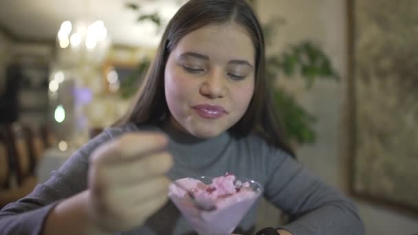 Cerca Vista Desenfocada Gordita Morena Adolescente Comiendo Violeta Color Helado — Vídeos de Stock