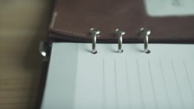 Kahverengi deri defter yakın çekim beyaz sayfa boş kağıt sayfa günlük günlük günlük alışkanlık takip cihazı ahşap masa