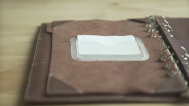 Açık kahverengi deri çanta kullanan kadın. Zarif not defteri. Günlük planlama alışkanlığı takip cihazı.