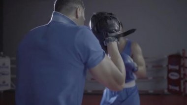 Genç erkek boksör boksör atlet kişisel antrenman koçu kanca dövüşü boks ringi antrenmanını yakından çek