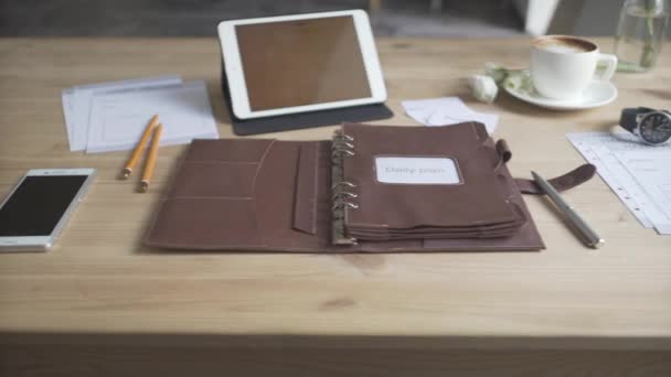 Hell Braun Holz Tisch Arbeitsbereich Desktop Mit Ledertasche Notizblock Journal — Stockvideo