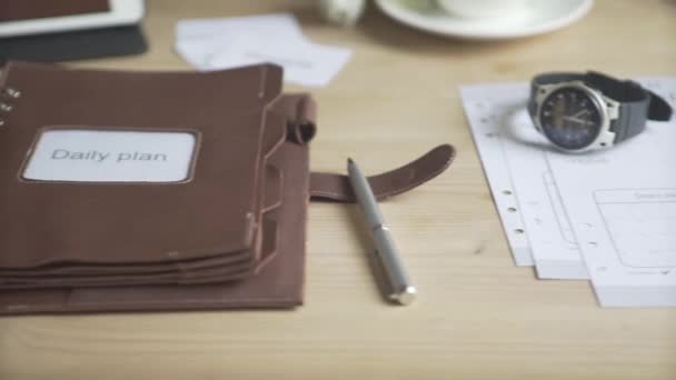 Close Shot Light Brown Leather Note Pad Diário Planejador Hábito — Vídeo de Stock