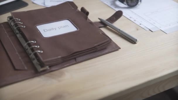 Primer Plano Plano Del Elegante Estuche Cuero Marrón Claro Libreta — Vídeo de stock