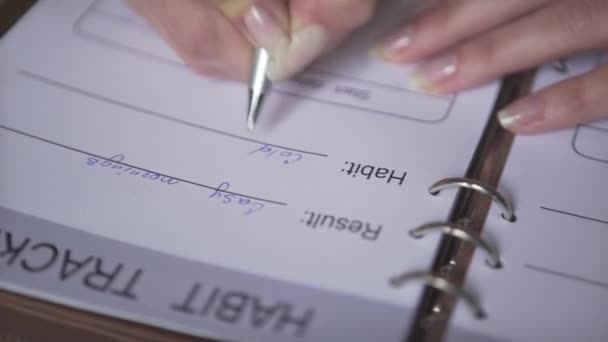 Κοντινό Πλάνο Των Γυναικών Χέρια Γράφοντας Ασημένια Πένα Καφέ Δερμάτινο — Αρχείο Βίντεο