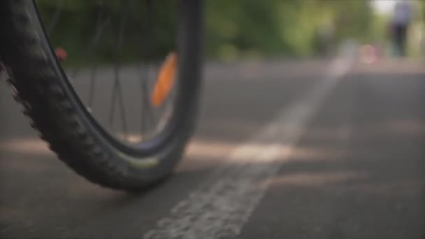 Bajo Ángulo Plano Plano Una Rueda Bicicleta Deportiva Bicicleta Que — Vídeos de Stock