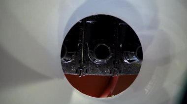 4 km 'lik çekimde otomatik makineden alınan plastik bardağa kahverengi kola içeceği dökerken içeriyi çekiyoruz.