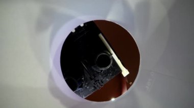 İçerideki çekimler şeffaf soda içerken 4K 'lık otomatik makineden plastik bardağa su dolduruyor.