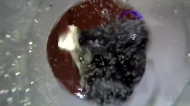 Plastik bardağın içinden, genç bir adamın temiz soda içişini ve 4k görüntüsünün kapağını çekerken.