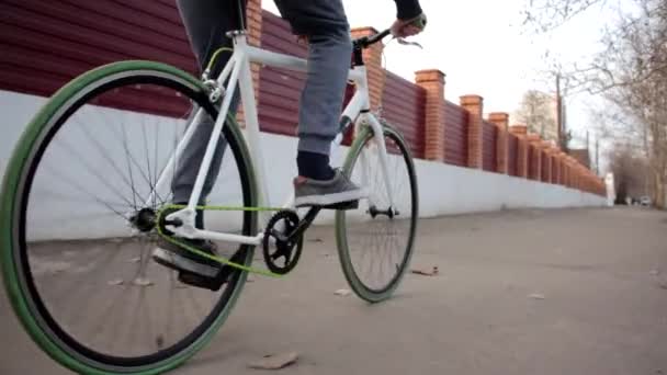 Giovane Uomo Attivo Andare Bicicletta Sportiva Lungo Corsia All Aperto — Video Stock