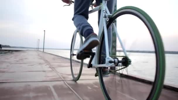 Low Angle Shot Van Jonge Man Rijden Fiets Rivier Landschap — Stockvideo