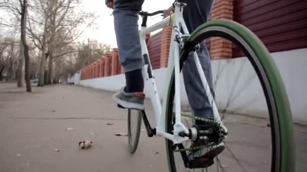 Homem Andando Bicicleta Pela Rua Urbana Acidez Esportiva Livre Estilo — Vídeo de Stock
