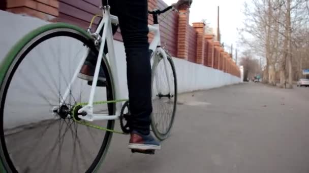 Giovane Uomo Sella Bici Sportiva Lungo Strada Stile Vita Sano — Video Stock