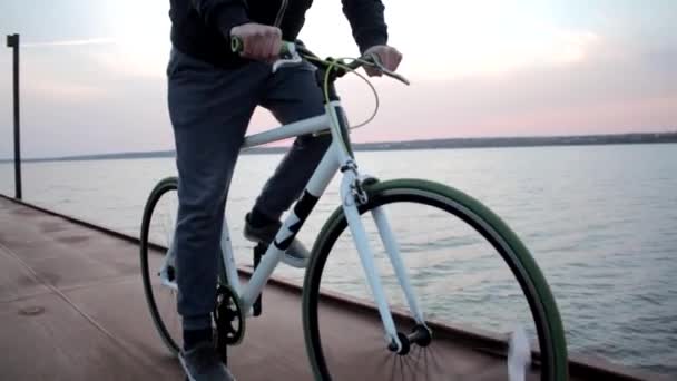 Jeune Homme Bonne Santé Vélos Sur Route Dans Coucher Soleil — Video