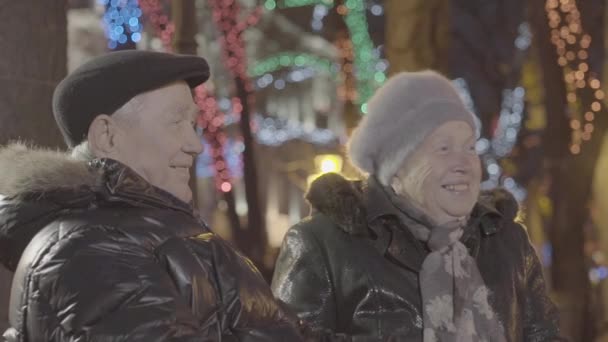 Emocionado Casal Velho Feliz Grandparent Abraço Neto Neto Menino Natal — Vídeo de Stock