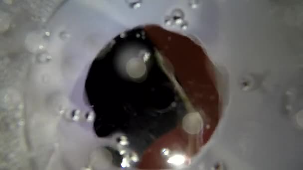 Ταινία Μέσα Στο Πλαστικό Κύπελλο Γεμάτο Σαφή Διαφανή Σόδα Νερό — Αρχείο Βίντεο