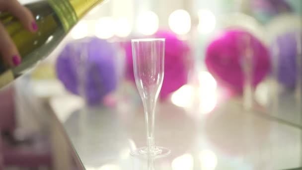 Champagne Mousserende Wijn Gieten Klein Glas Close Verjaardag Uitzicht — Stockvideo
