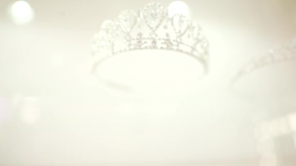 Vista Cerca Diadema Increíble Hermosa Tiara Brillante Corona Maravillosa Joyería — Vídeo de stock