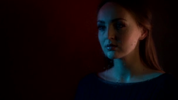 Attraktiv Drömmande Kaukasisk Ung Kvinna Tittar Glasfönster Drar Ett Hjärta — Stockvideo