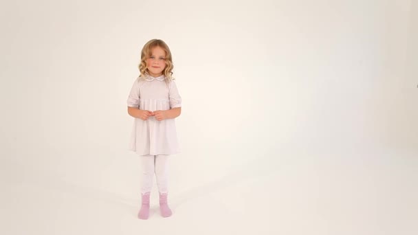 Cute Nieśmiały Mało Miła Mała Dziewczynka Maluch Kręconymi Blond Włosy — Wideo stockowe