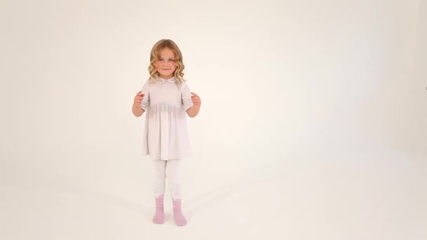 Cute Nieśmiały Mały Ładny Dziewczynka Dziecko Maluch Kręconymi Blond Włosy — Wideo stockowe