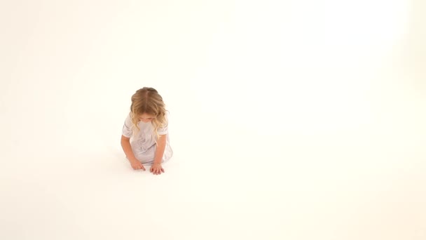 Μωρό Μικρό Παιδί Κορίτσι Ρόδινα Μάγουλα Ξανθά Σγουρά Μαλλιά Λευκό — Αρχείο Βίντεο