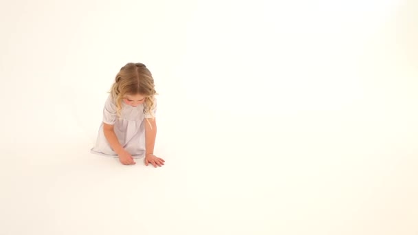 Dziecko Dziecko Maluch Dziewczyna Różowe Policzki Blond Kręcone Włosy Biały — Wideo stockowe