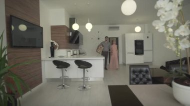 Genç ve mutlu çift yeni modern moda daireye taşınıp 4K 'lık çekimlerde güzel iç tasarımı inceliyorlar.