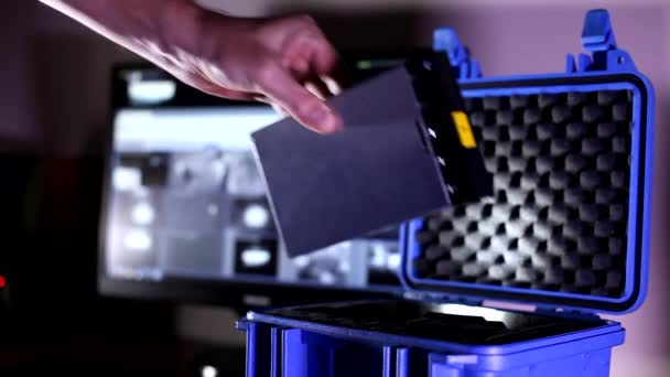 Hombre Manos Poniendo Dispositivo Técnico Pequeña Caja Prueba Balas Azul — Vídeos de Stock