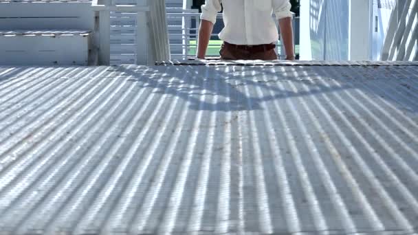 身穿白色衬衫和高防弹衣裤的男士们爬上大楼外的现代楼梯 — 图库视频影像