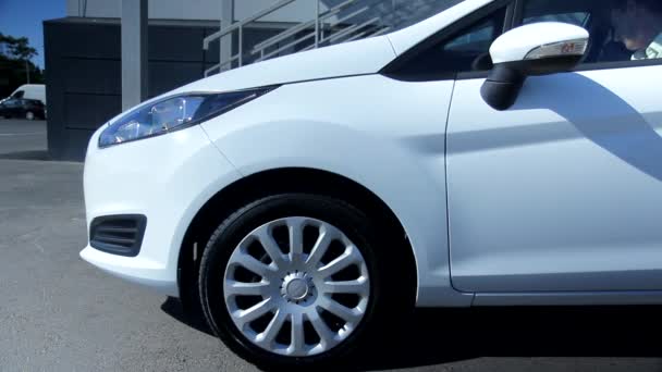 Нахабний Чоловік Синіми Дверима Відчиняють Машину Виїжджає Білого Сучасного Автомобіля — стокове відео