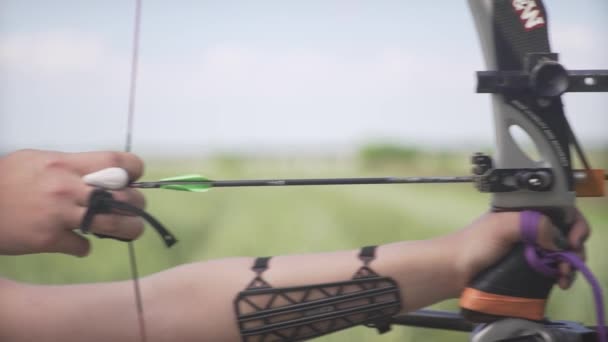 Jovens Atraem Tempo Feminino Profissional Arqueiro Dobra Seta Arco Mecânico — Vídeo de Stock