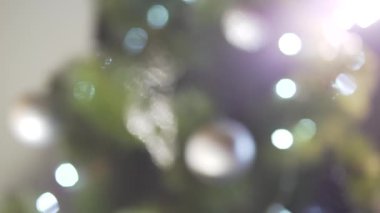 Büyüleyici noel ağacı süslemelerine odaklanın. Yeni yıl arifesi atmosferinde parlak ışık saçın.