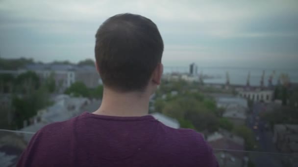 Panorama Kuşunun Bakış Açısını Kapat Koyu Saçlı Adam Çatıda Ayakta — Stok video