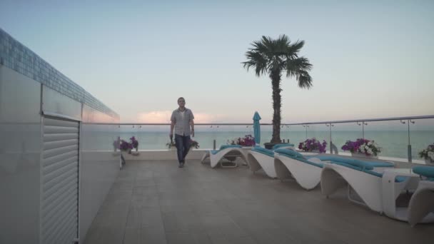 Hombre Ropa Casual Camisa Cuadros Caminando Lentamente Ventana Cristal Balcón — Vídeos de Stock