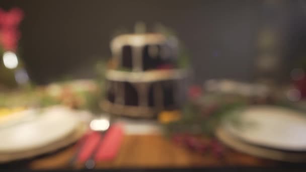 圣诞大餐桌上美味姜饼在除夕夜温馨装饰喜庆气氛中的失恋镜头 — 图库视频影像