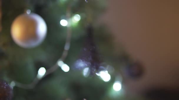 密切留意令人难以置信的圣诞树装饰在除夕夜的气氛中闪烁着灿烂的光芒 — 图库视频影像