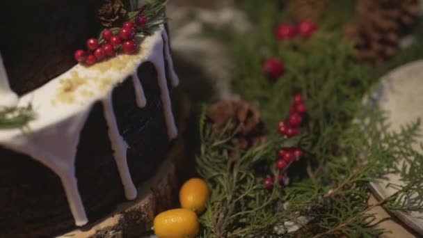 Close Vista Sobre Delicioso Bolo Gengibre Mesa Jantar Natal Decorado — Vídeo de Stock