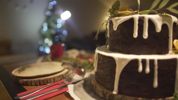 Close Vista Sobre Delicioso Bolo Gengibre Mesa Jantar Natal Decorado — Vídeo de Stock