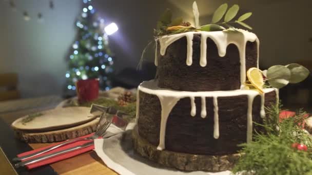 Vista Cerca Deliciosa Torta Pan Jengibre Mesa Cena Navidad Decorada — Vídeo de stock